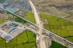 Trên công trường cao tốc nối rừng với biển