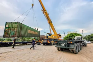 Chạy hết công suất để trung chuyển hàng do sạt lở hầm đường sắt qua đèo Cả