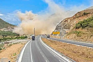 Bụi từ khai thác đá phủ kín cao tốc Nha Trang - Cam Lâm