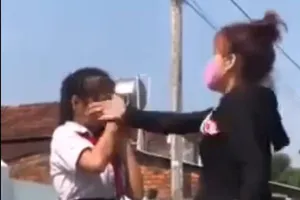 Bị phát hiện bán thuốc lá điện tử ở trường, nữ sinh gọi phụ huynh tới đánh bạn 