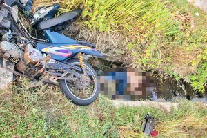 Thi thể nam thanh niên dưới mương nước bên cạnh chiếc xe máy