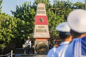 Trang nghiêm, xúc động lễ chào cờ trên đảo Trường Sa