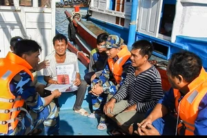 Cứu thành công tàu cá cùng 5 ngư dân trôi tự do trên biển