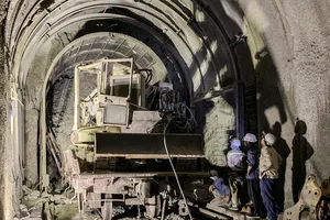 Bên trong hầm đường sắt Chí Thạnh bị sạt lở