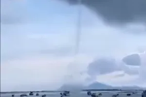 Vòi rồng cao hơn 1.000 m đánh lật nhiều ghe, xuồng trên vùng biển Khánh Hòa