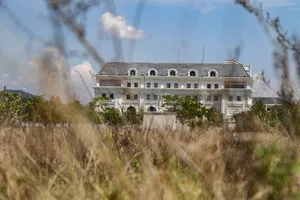 Khu đất sân bay Nha Trang giao Tập đoàn Phúc Sơn: Cửa đóng then cài, cỏ dại um tùm