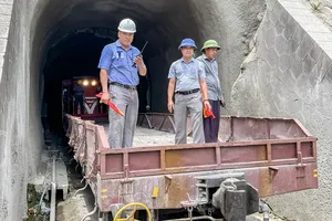 Đường sắt qua hầm Chí Thạnh thông tuyến sau 10 ngày sạt lở