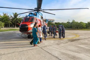 Trực thăng EC-225 đưa ngư dân bị đứt rời cánh tay từ đảo Song Tử Tây vào đất liền