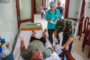 Quân y ở Trường Sa cứu ngư dân bị tai nạn dập nát, đứt lìa 4 ngón tay 