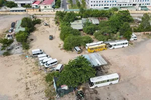 Xử lý 2 bãi giữ ô tô không phép trên đất sân bay Nha Trang cũ