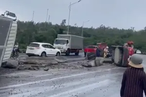 Ô tô tông liên hoàn, hàng trăm thùng sữa văng tung tóe trên Quốc lộ 1