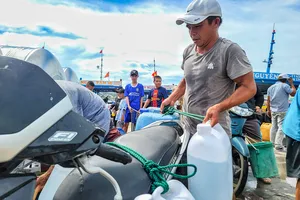 Vỡ ống nước sạch vượt biển, hàng ngàn người dân trên đảo ở Nha Trang gặp khó