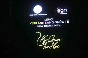 Mãn nhãn màn thi drone của hai đội Pháp và UAE trên vịnh Nha Trang