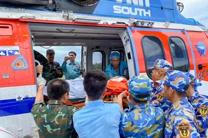 Trực thăng ra đảo Trường Sa đưa ngư dân bị nạn vào đất liền chữa trị