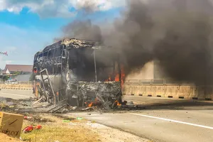 Đang dừng trả khách trên quốc lộ 1, xe giường nằm bốc khói cháy ngùn ngụt