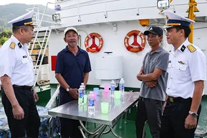 Hải quân bàn giao 2 ngư dân Khánh Hòa gặp nạn trên biển Hoàng Sa