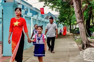 Rộn ràng khai giảng năm học mới ở Trường Sa