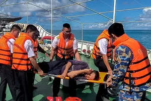 Tàu Hải quân đưa ngư dân Quảng Ngãi đi cấp cứu