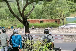 Thi thể người đàn ông trong thùng container nằm ven đại lộ