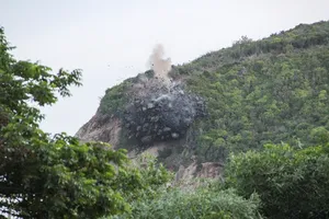 Khoảnh khắc khối đá 50 tấn trên cung đường đi sân bay Cam Ranh nổ tung