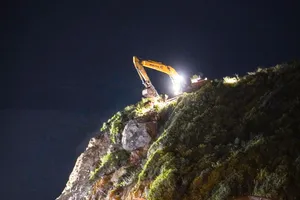 Nổ mìn phá khối đá 50 tấn lơ lửng trên cung đường đi sân bay Cam Ranh