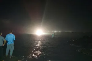 Hàng trăm người xuyên đêm tìm nam sinh mất tích khi tắm biển
