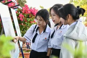 Hàng ngàn người đến tham quan triển lãm Hoàng Sa, Trường Sa - biển, đảo thiêng liêng