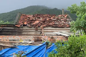 Lốc xoáy liên tiếp ở Phú Yên gây tốc mái nhiều căn nhà