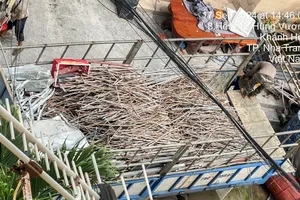 Cưỡng chế phá dỡ khách sạn rồi vứt tài sản ra bãi rác