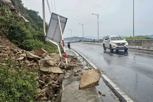 Sạt lở đường từ Nha Trang đi sân bay Cam Ranh