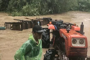 Xe công nông chở 10 người qua suối bị lật, 1 người mất tích