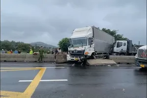 Xe tải tông chết nhân viên đang sửa đường trên quốc lộ 1 
