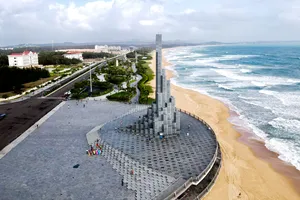 Tháp Nghinh Phong, điểm đến không thể bỏ qua khi đến xứ 'hoa vàng cỏ xanh'