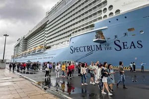 Siêu tàu biển đưa hơn 4.700 du khách cập cảng quốc tế Cam Ranh