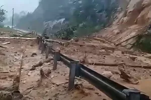Khánh Hòa: Mưa lớn gây sạt lở đèo Khánh Lê, giao thông chia cắt 