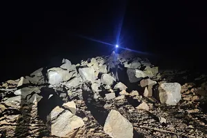 Nổ mìn phá thành công khối đá hàng trăm tấn trên đèo Khánh Lê