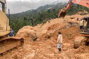 Phát hiện thêm nhiều khối đá hàng trăm tấn, đèo Khánh Lê chưa thể thông xe 