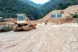 Thông xe đèo Khánh Lê sau 5 ngày tê liệt do sạt lở