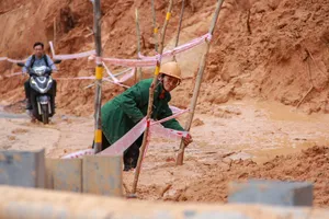 Clip: Đèo Khánh Lê vẫn còn hàng trăm khối đất đá cần dọn dẹp