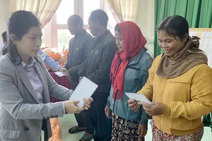 Tặng hơn 8.000 phần quà tết Nguyên đán 2025 cho người dân tỉnh Phú Yên