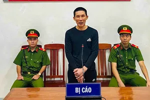 Nghịch tử đổ xăng đốt mẹ ruột bị xử 17 năm tù