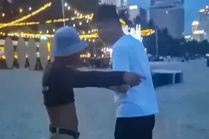 Nhóm người đòi 'thu phí' du khách đi dạo dọc bờ biển Nha Trang