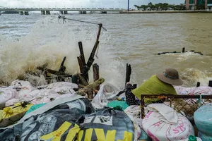 Sống nơm nớp bên cồn Nhất Trí