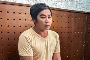 Dùng súng bật lửa dí vào cổ xe ôm công nghệ cướp tài sản