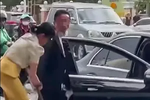 Người đàn ông đi Mercedes rút kiếm đòi chém công nhân môi trường