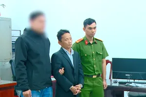 Khởi tố Bình ‘con’, người cầm kiếm dọa chém nữ công nhân vì ngăn hái hoa