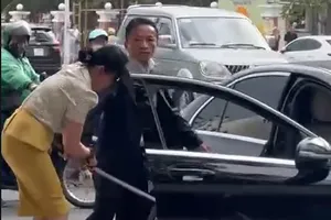 Thu giữ cây kiếm của người dọa chém nữ công nhân ngăn bẻ hoa ở công viên