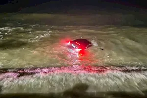 Xe Mercedes biển số TP.HCM lao xuống biển ở Nha Trang