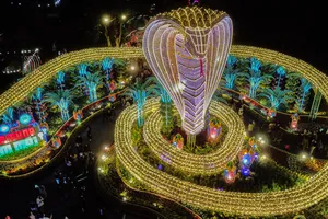 Cặp linh vật 'kim xà, bạch xà' ở TP Tuy Hòa nhận mưa lời khen