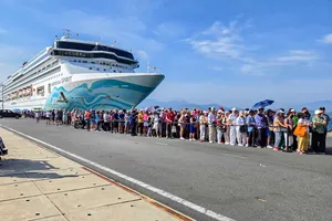 Siêu du thuyền 'thành phố thu nhỏ' đưa 1.200 khách đến Cam Ranh